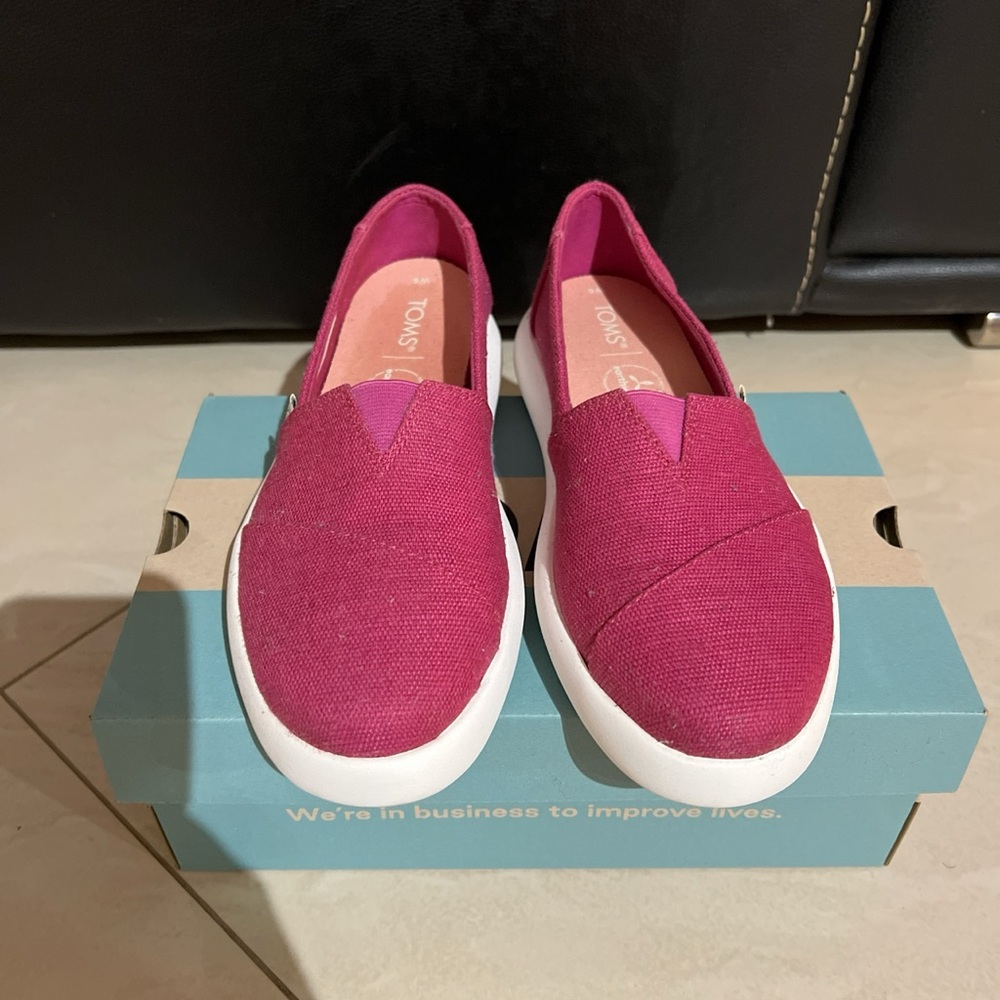 TOMS- Fucsia size 6